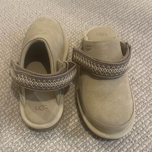 UGG Kids clogs with Strap. New!